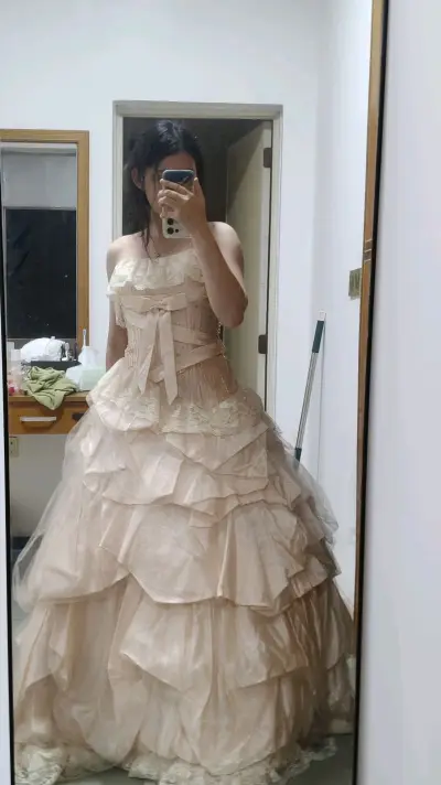 很好看呀洗完以后颜色就更加粉嫩，洗澡后这个裙子需要烫一下才行不然会很皱巴巴，真的很喜欢这个牌子，设计师是神田