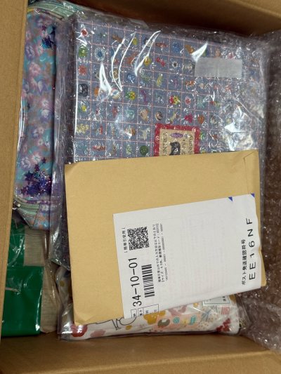 这次有多多多多订单分享！！！两个包包一把伞一副画。差不多算是极简包装。把重量拉到了最小。不错！东西也是完全没有问题的 特别好！任意门依旧YYDS。保持下去～