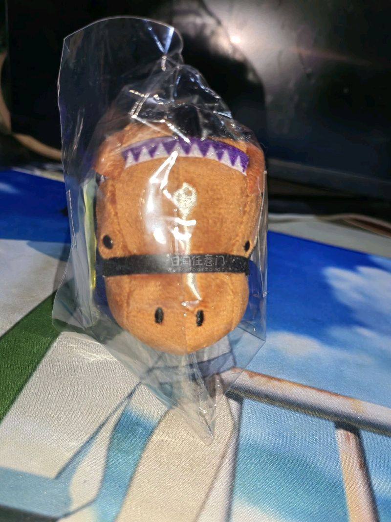 从日淘平台抱回一堆小马玩偶时，纸箱刚拆开就被毛茸茸的可爱暴击!最惊喜的是材质，摸起来像云朵一-样软fufu,放在手心能感受到细腻的绒毛质感，连接缝处都没有多余线头。等了半个月的物流在摸到它们的瞬间都成了值得的期待，现在每天回家都会先捏捏小马圆滚滚的肚子，把它们摆在床...