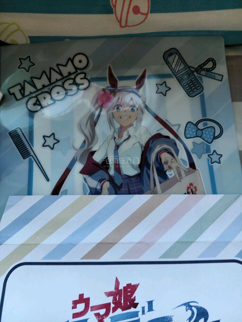 从日淘平台抱回一堆小马玩偶时，纸箱刚拆开就被毛茸茸的可爱暴击!最惊喜的是材质，摸起来像云朵一-样软fufu,放在手心能感受到细腻的绒毛质感，连接缝处都没有多余线头。等了半个月的物流在摸到它们的瞬间都成了值得的期待，现在每天回家都会先捏捏小马圆滚滚的肚子，把它们摆在床...