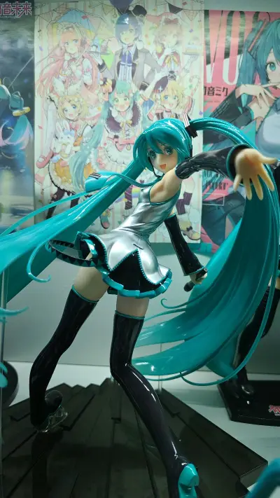 初音未来转身手办，特别小巧可爱，手办很轻，于是选择走拼团，经过二十几天就到家了，包装非常好，没有损坏。