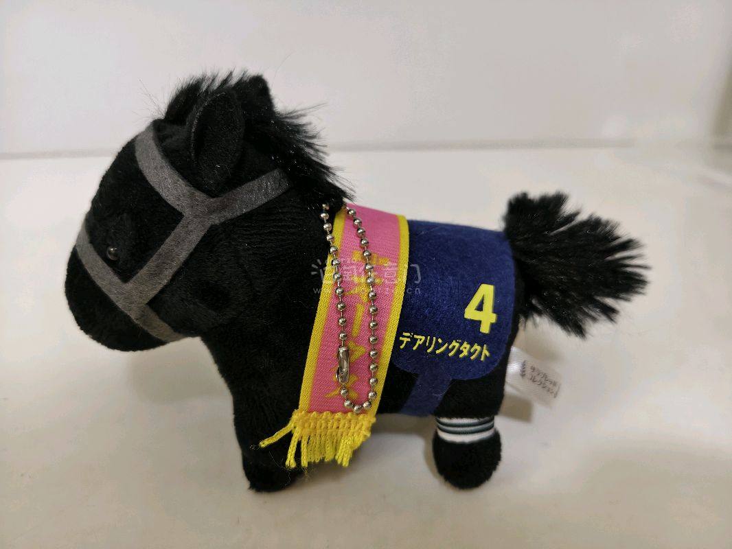 从日淘平台抱回一堆小马玩偶时，纸箱刚拆开就被毛茸茸的可爱暴击!最惊喜的是材质，摸起来像云朵一-样软fufu,放在手心能感受到细腻的绒毛质感，连接缝处都没有多余线头。等了半个月的物流在摸到它们的瞬间都成了值得的期待，现在每天回家都会先捏捏小马圆滚滚的肚子，把它们摆在床...