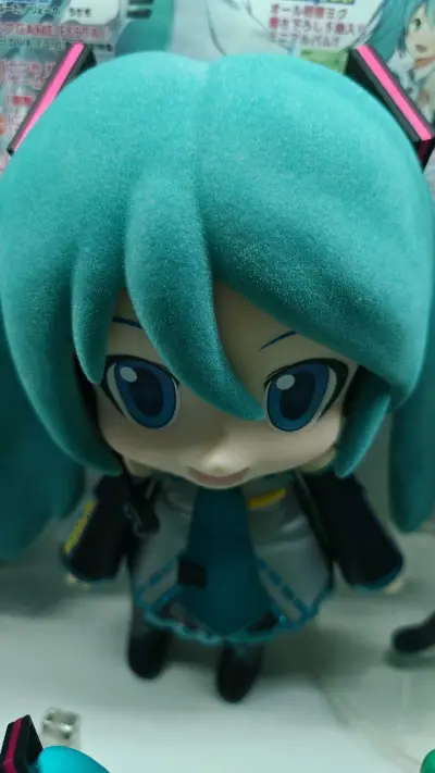 在挖煤姬淘到了好物，初音未来手办，虽然是十几年手办，仍然非常好看，做工精细又完美，选择拼团走海运二十几天就到了，包装严实，顺利到手。