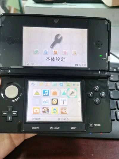 黑色老小三游戏机美美哒，游戏画面流畅细腻，兼容NDS及3DS游戏库，做工扎实，握持舒适，兼顾家用与便携场景非常满意。