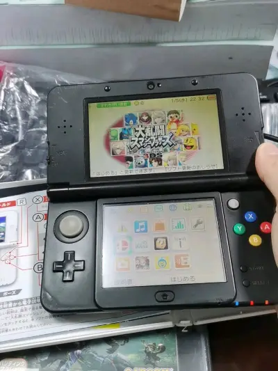 这款黑色新小三真是小巧又可爱！像一只圆润的鸦鸦，颜值超高又便携。游戏画面清晰又流畅，裸眼3D效果让人超惊喜～手感超棒，轻松塞进小包里，随时随地都能享受游戏的快乐，简直是掌上萌物，爱不释手啦！很可爱。