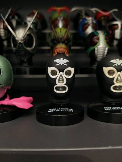 这次购买的是拆机战队的机器人，以及假面骑士反派修卡的唧唧兵。唧唧兵里面有头雕，指套，以及非常稀有好看的文件夹。