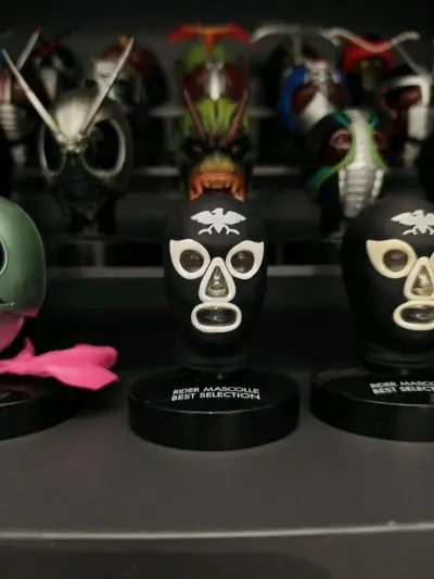 这次购买的是拆机战队的机器人，以及假面骑士反派修卡的唧唧兵。唧唧兵里面有头雕，指套，以及非常稀有好看的文件夹。