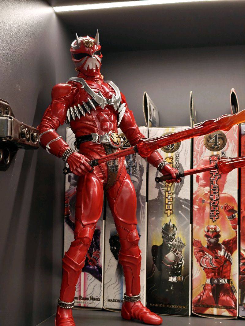 这次购买的是假面骑士红响鬼的rah。作为我最喜欢的响鬼，这个价格很便宜，国内已经四百多了。虽然到货后东西有些许瑕疵，但是没有办法，毕竟是好几十年前的玩具了，能保存成这样已经很不容易了。