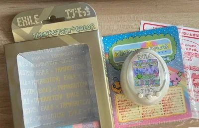 终于买到了拓麻歌子彩六白色演唱会版，盒说全，盒子有点发黄但是八角尖尖，机器整体成色很新，屏幕对光有轻微划痕，机身几乎无划痕，真的很美，喜欢，大爱挖煤姬