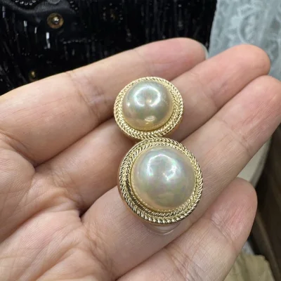 这次淘了几件diro家的中古饰品，这件珍珠耳夹美到了我的心尖上，还有他们家经典款的小鱼莱茵石项链，加邮加税也是超便宜，捡到漏了，果然多蹲蹲就能买到心仪的，继续努力吧