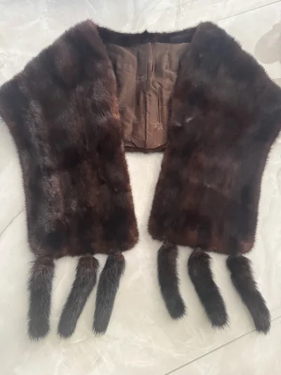 依旧是分享一下海淘的胸针和diro的麻花耳夹，买过很多胸针了，还是不能收手，每次开箱的乐趣真的太多了，这件经典款diro家麻花耳夹素金色，成色虽然稍有点脱金，但恰好这就是岁月的痕迹，还有一件水貂的披肩，这个季节刚好可以用到，办公室可以披一下，暖暖我的老肩，胸针是珐琅...