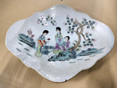 这次还是挺忐忑的。毕竟易碎品很担心包装，结果收到货以后打开箱子，包装严实都是气泡柱包裹，盘子是完完整整的回来了，状态也很完美，全美品，色彩也很斑斓，当摆件不错，大师画作值得收藏