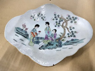 这次还是挺忐忑的。毕竟易碎品很担心包装，结果收到货以后打开箱子，包装严实都是气泡柱包裹，盘子是完完整整的回来了，状态也很完美，全美品，色彩也很斑斓，当摆件不错，大师画作值得收藏