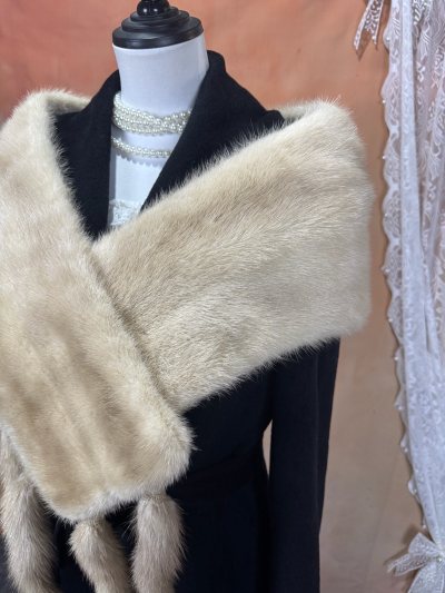 主要分享两个海淘的貂皮披肩，一个深色一个浅色，超低价格拿下，不敢想象，加邮费加税费单件才200块左右，怎么穿怎么香，包装也是非常完美安全，打包技术嘎嘎一拉斯，速度也超级快，一周到手，方便快捷，继续淘！