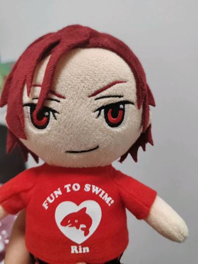 第一眼看到这个丑娃娃简直给我笑死了，薇尔莉特的美貌真的绝了，物流非常的给力，特别的快啊，看一次笑一次这丑娃娃