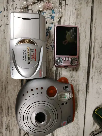    在挖煤姬淘中古相机真的会上瘾！这次买的三台相机，每台都戳到我了。
   富士instax mini20不仅颜值与仪式感双在线，还有270g轻量化设计，室内室外都能拍出色彩细腻的胶片感，实体回忆真的太有温度了。 
    富士JX280：全能CCD性价比之王
1...