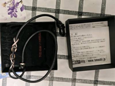 这次购买的是假面骑士响鬼剧中同款的手链。样式非常好看，可惜的是我的手太粗，没办法富裕的戴在手上，但不妨碍我的喜欢。快递打包也很到位，很不错