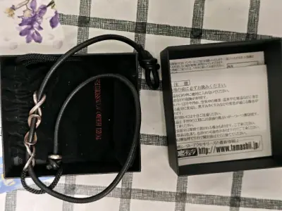 这次购买的是假面骑士响鬼剧中同款的手链。样式非常好看，可惜的是我的手太粗，没办法富裕的戴在手上，但不妨碍我的喜欢。快递打包也很到位，很不错