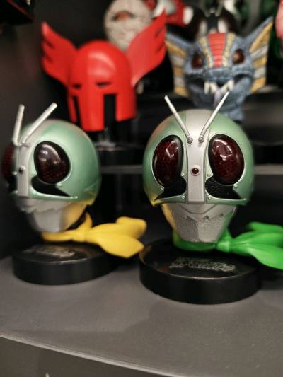 这次购买的是假面骑士头雕。包含一盒修卡五骑士的限定套装，以及w里面怪人家族的限定套装。两盒限定pb套装头雕入手价格都很美丽，我很喜欢，摆出来非常好看。