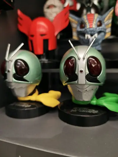 这次购买的是假面骑士头雕。包含一盒修卡五骑士的限定套装，以及w里面怪人家族的限定套装。两盒限定pb套装头雕入手价格都很美丽，我很喜欢，摆出来非常好看。