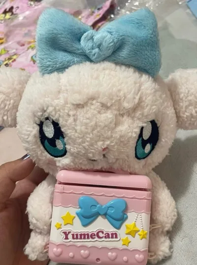 海淘入的拓麻歌子毛绒机刷卡机
梦想实现吉我很喜欢她～
这个是裸机
脑袋上有按键 按一下说一句话
手部有一个按键
外套可以清洗
当摆件很可爱，喜欢！