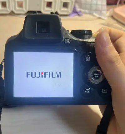 挖煤姬是非常好的购物平台，这次在上面买了个小相机，功能很不错，拍照很清晰，客服沟通很顺利很及时，打包发货也很迅速