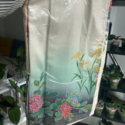 在挖煤姬切的正绢到啦，挖煤姬是一个代购平台，里面的正绢种类繁多，价格实惠，还有其他国内难买到的东西，这次选择了ems空运速度比较慢，下次还是用小航空吧哈哈哈