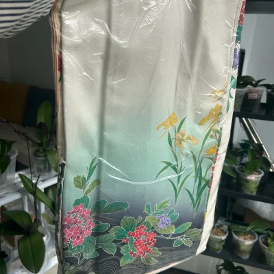 在挖煤姬切的正绢到啦，挖煤姬是一个代购平台，里面的正绢种类繁多，价格实惠，还有其他国内难买到的东西，这次选择了ems空运速度比较慢，下次还是用小航空吧哈哈哈