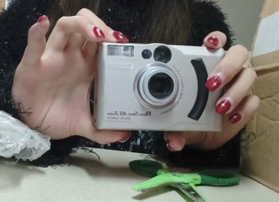 终于收到心心念念的小相机啦
成色非常新超级可爱，切到的价格也很合适
拆箱全方位展示，包裹的很好，买一个基础内部加固，没有任何磕碰，很严实，快递十天就到了，可追踪小航空好快呀
放入电池后，运行正常，特别满意