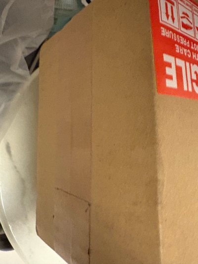 作为礼物购入，收到后非常惊喜。包装精美，笔袋实物比图片更有质感。格纹经典耐看，做工无可挑剔，朋友很喜欢，是一次完美的购物体验。