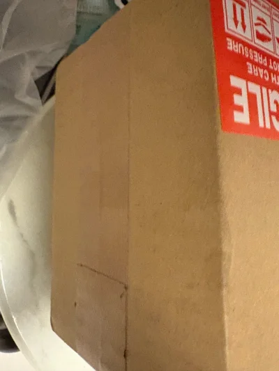 作为礼物购入，收到后非常惊喜。包装精美，笔袋实物比图片更有质感。格纹经典耐看，做工无可挑剔，朋友很喜欢，是一次完美的购物体验。