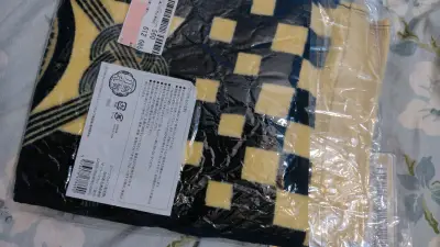好评！收到货物打开之后发现包装很好，很细致。商品的质量也很好；客服有问必答，态度好，发货速度快，对于这一个价位来说，很值得购买，给五星好评！ 