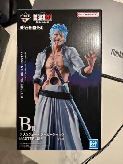 收到【挖煤姬平台下单】的《死神》葛力姆乔的手办太惊喜啦！包装严实无损坏。手办细节超绝，蓝发、伤疤栩栩如生，服装褶皱也很逼真，造型还原度高。摆在家里超亮眼，不愧是万代大赏，满意