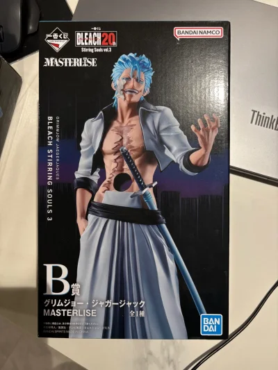 收到【挖煤姬平台下单】的《死神》葛力姆乔的手办太惊喜啦！包装严实无损坏。手办细节超绝，蓝发、伤疤栩栩如生，服装褶皱也很逼真，造型还原度高。摆在家里超亮眼，不愧是万代大赏，满意