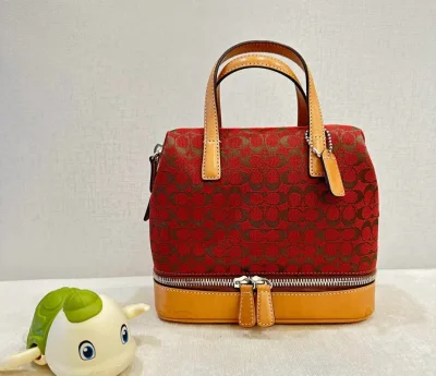 挖煤姬这个软件实现跨国购物很方便、选择性服务是比较人性化的，软件的翻译操作简单方便快捷适合懒人，包包超级完美可爱、会继续切切切的