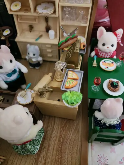 又一次购物，这样的绿色家具感觉和复古的店很适配，搭配在景里感觉一点违和感都没有，以前的设计真的好看。现在已经不生产可惜了。