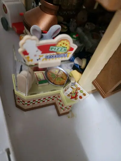 这一套很早之前森贝儿生产的披萨店的小套装，感觉和森贝儿之前生产的面包店和搭配，里面是面包店外面卖披萨。