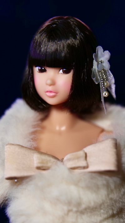 娃娃以精致工艺和灵动设计闻名，其日系手作美学与梦幻色彩完美融合，堪称“指尖上的童话精灵”。柔顺的发丝‌和‌独特的丹凤眼设计‌为核心魅力，搭配多样主题服饰（如古风、现代），虽素体脆弱但颜值出众,非常开心的一次购物体验！