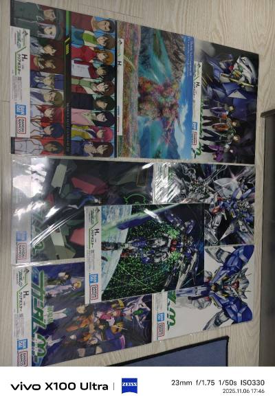 又到一套高达画板彩画，太好看了吧，卖家保存的也很新，挖煤姬包装的也很好，安安全全的到货了，继续淘高达画板彩画