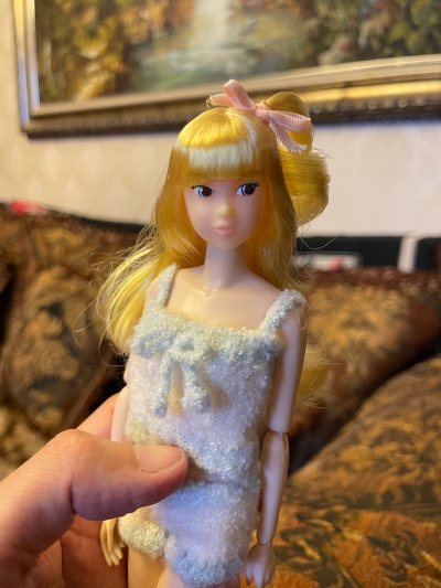 日系手作美学与梦幻色彩完美融合，堪称“指尖上的童话精灵”。柔顺的发丝‌和‌独特的丹凤眼设计‌为核心魅力，搭配多样主题服饰（如古风、现代），虽素体脆弱但颜值出众，鲜艳的黄色头发可爱又美丽！非常好看的一只娃娃！