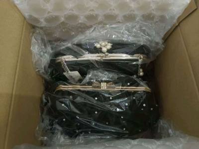 想要快点拿到手，选择走日本邮政EMS路线发货，包裹的很严实，物流很快，不到一周就到到家了。好漂亮好精致都舍不拆，看图片是手提包的款式，拆开以后发现内里有附增链条，组装后应该可以当做链条包，日常通勤斜挎背会轻巧方便许多。