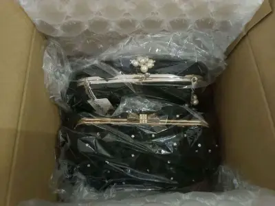 想要快点拿到手，选择走日本邮政EMS路线发货，包裹的很严实，物流很快，不到一周就到到家了。好漂亮好精致都舍不拆，看图片是手提包的款式，拆开以后发现内里有附增链条，组装后应该可以当做链条包，日常通勤斜挎背会轻巧方便许多。