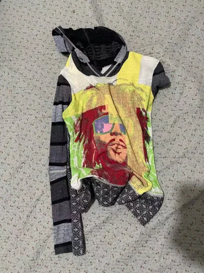 这次淘到了一件街头运动的长袖帽衫，一件y2k立体纽扣背心，一件中式印花网纱背心，非常满意，风格都不太一样，一站式购齐！到货物流迅速！包装非常好！下次继续！