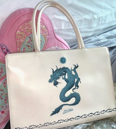 话不多说了，淘到超美经典稀有的龙纹高缇耶包，很开心能在挖煤上淘到！包装非常好和完整，打开一刻几天的等待都化为了满足！成色非常好！多种场合适用！下次继续！