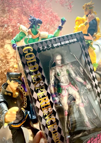 【绝美“猛男粉”暴击！我的黄金体验WF版开箱即沦陷】

刷到官图瞬间心脏暴击！通体白粉配色的黄金体验WF版简直是为JO厨量身定定的梦幻逸品? 象牙白铠甲浸润樱花粉渐变，在光照下流转的珠光犹如替身使者觉醒的前兆。实体化后的细节更让人窒息——关节隐藏式设计让战斗pose...