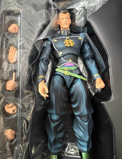 【“轰炸空间”来袭！我的虹村亿泰开箱实录】

当初在展柜惊鸿一瞥就被这个憨憨硬汉戳中萌点！作为JOJO第四部最爱的“人间清醒”担当，超像可动这次把亿泰的笨蛋帅哥气质拿捏得死死的——紫色战斗服褶皱处理得像真实衣料。
可动性远超预期：右手能还原削除空间的起手式，现在他和...