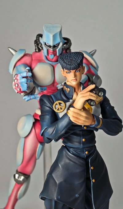 【“嘟啦啦啦”速递！我的疯狂钻石开箱暴击】

当初在实体店橱窗被那抹粉蓝撞色直接狙中心脏！这款超像可动把仗助的替身塑造得宛如从漫画里跃出——肌肉线条镀着珠光漆，在灯光下会随角度浮现虹彩，关节处隐藏的菱形切割面简直是把“不朽钻石”的概念刻进DNA?，能完美还原“嘟啦啦...