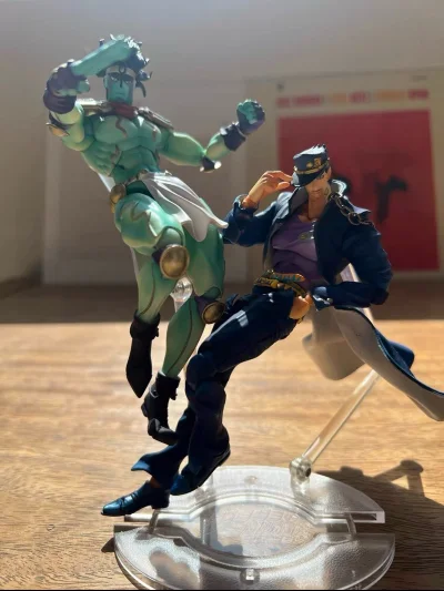 【“欧拉警告”降临！我的承太郎蓝色限定款开箱实录】

当初在日网刷到官图时差点捏碎手机——这抹深海蓝简直就是为无敌的承太郎量身定制！超像可动这次用珠光漆复刻了第三部经典的校服褶皱，肩线弧度恰好还原了星辰十字军迎风屹立的剪影。最致命的是替身「白金之星」的透明蓝特效件，...