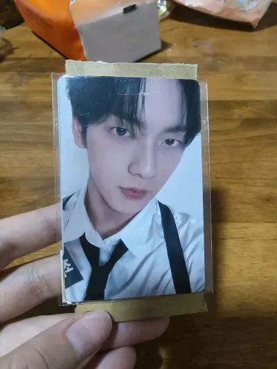 包装非常严实，小卡拿木纸板厚厚包了两层，非常新；相机裹了一层厚厚的泡沫袋，丝毫不担心磕碰，挺不错的！