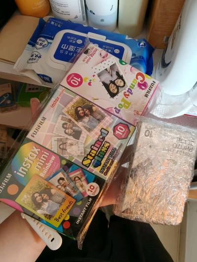 偶然蹲到的三盒彩边相纸!里面还有绝版的玻璃相纸!三盒230左右，可谓是非常好价了!日期还非常新鲜，非常期待出片效果，流光也是好价蹲到的!